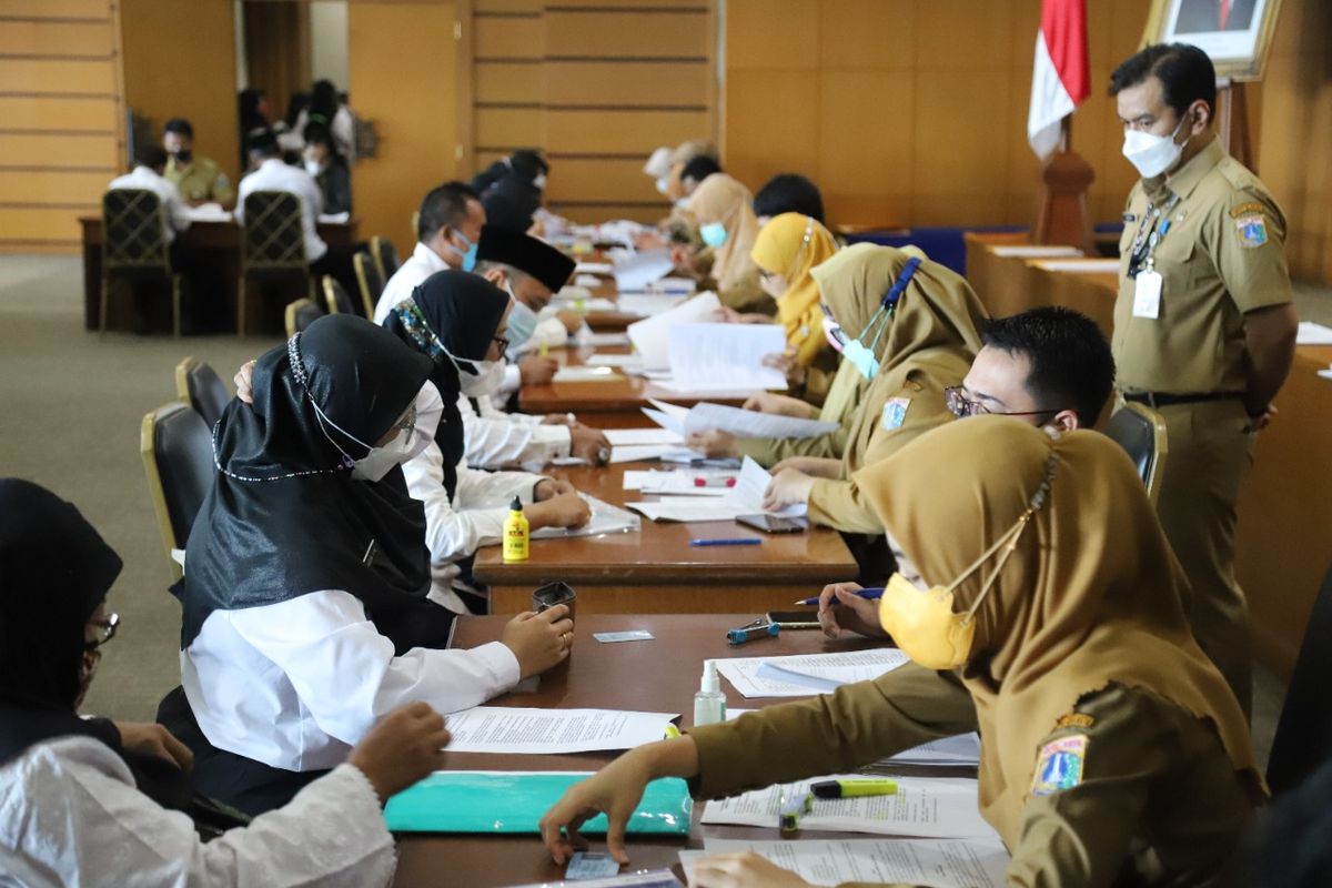 Ribuan tenaga PPPK DKI Jakarta menandatangani perjanjian kerja yang digelar di Kantor Wali Kota Jakarta Utara, Senin (25/4/2022).