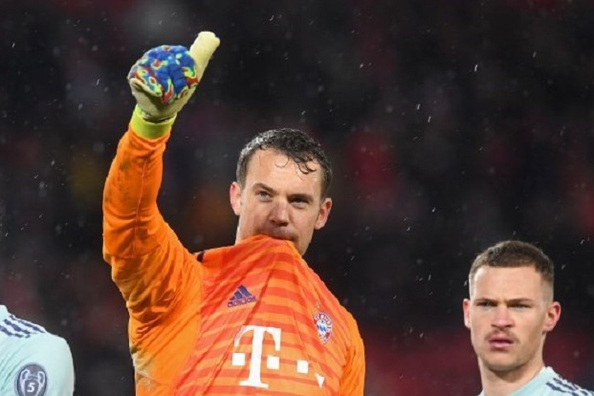 Kiper utama Bayern Muenchen, Manuel Neue (tengah), memberi isyarat kepada para suporter usai laga kontra Liverpool pada babak 16 besar Liga Champions, 19 Februari 2019. Terkini, Neuer mengalami cedera patah tulang dan harus absen hingga akhir musim 2022-2023.