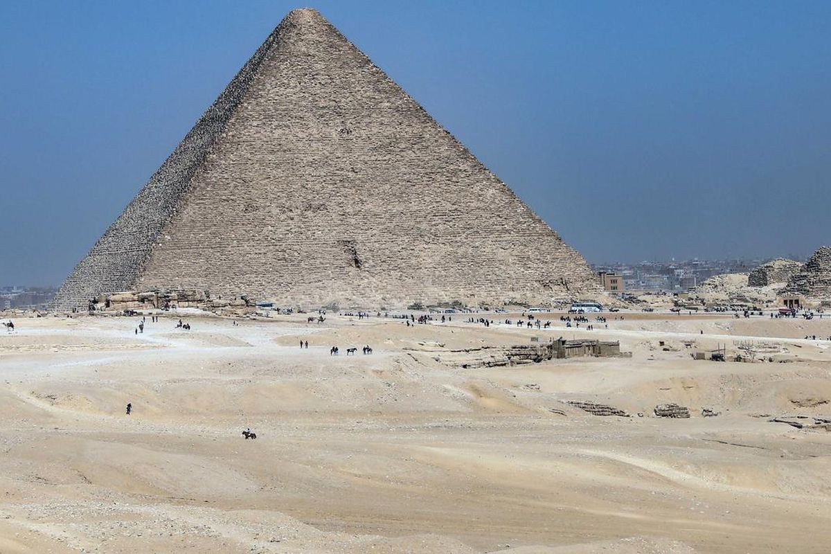 'Manusia takut akan waktu, tetapi waktu takut akan piramida' ? Piramida Agung Giza telah berdiri selama 4.500 tahun.