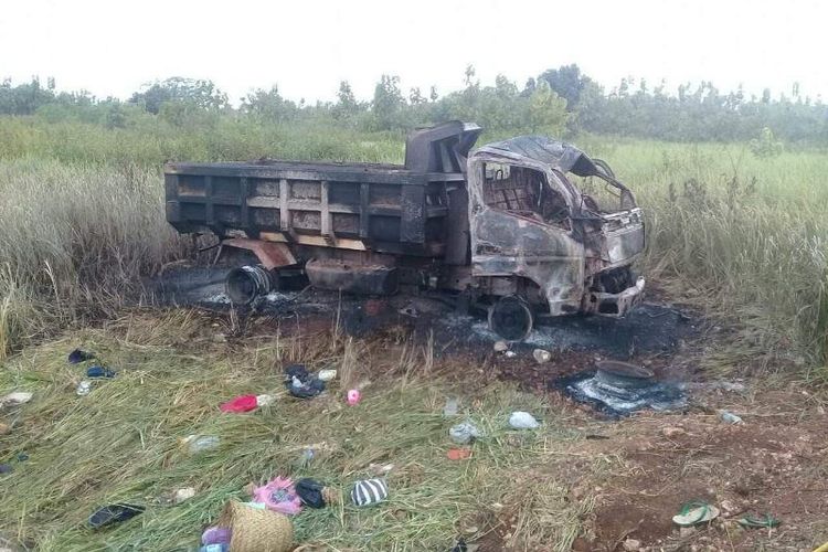 Sebuah truk yang mengangkut jemaat gereja yang hendak mencari dana terguling di Desa Lantdalam, Kecamatan Tanimbar Selatan, Kabupaten Maluku Tenggara Barat (MTB), Selasa (30/1/2018).
