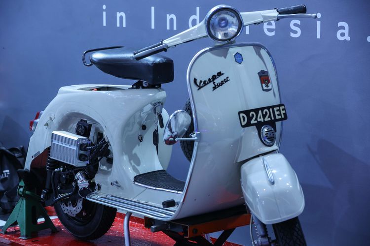 Konversi vespa klasik menjadi vespa listrik hasil modifikasi Elders Garage dipamerkan di ajang Periklindo Electric Vehicle Show (PEVS) 2022 di JIExpo Kemayoran, Kamis (28/7/2022). Butuh waktu 3 jam untuk melakukan modifikasi ini.