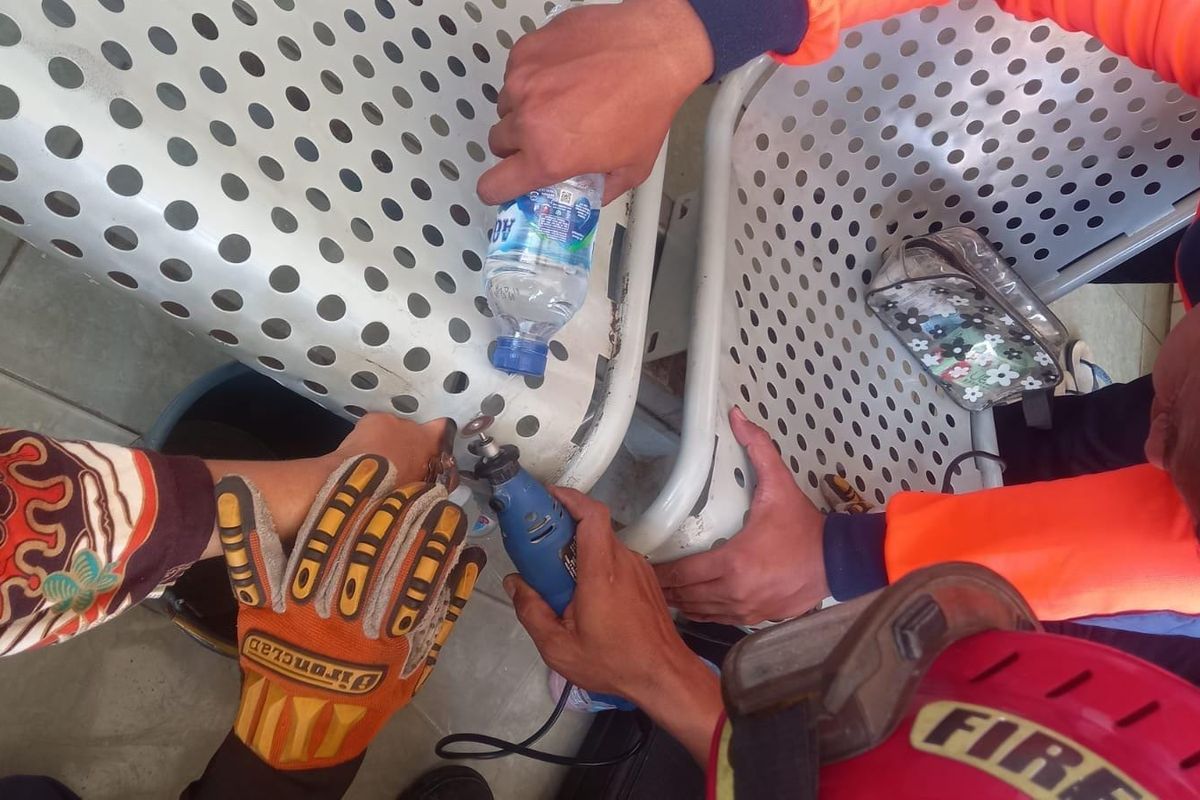 Petugas BPBD sedang berusaha melepaskan jari pasien yang masuk di kursi, Senin (16/9/2024) 