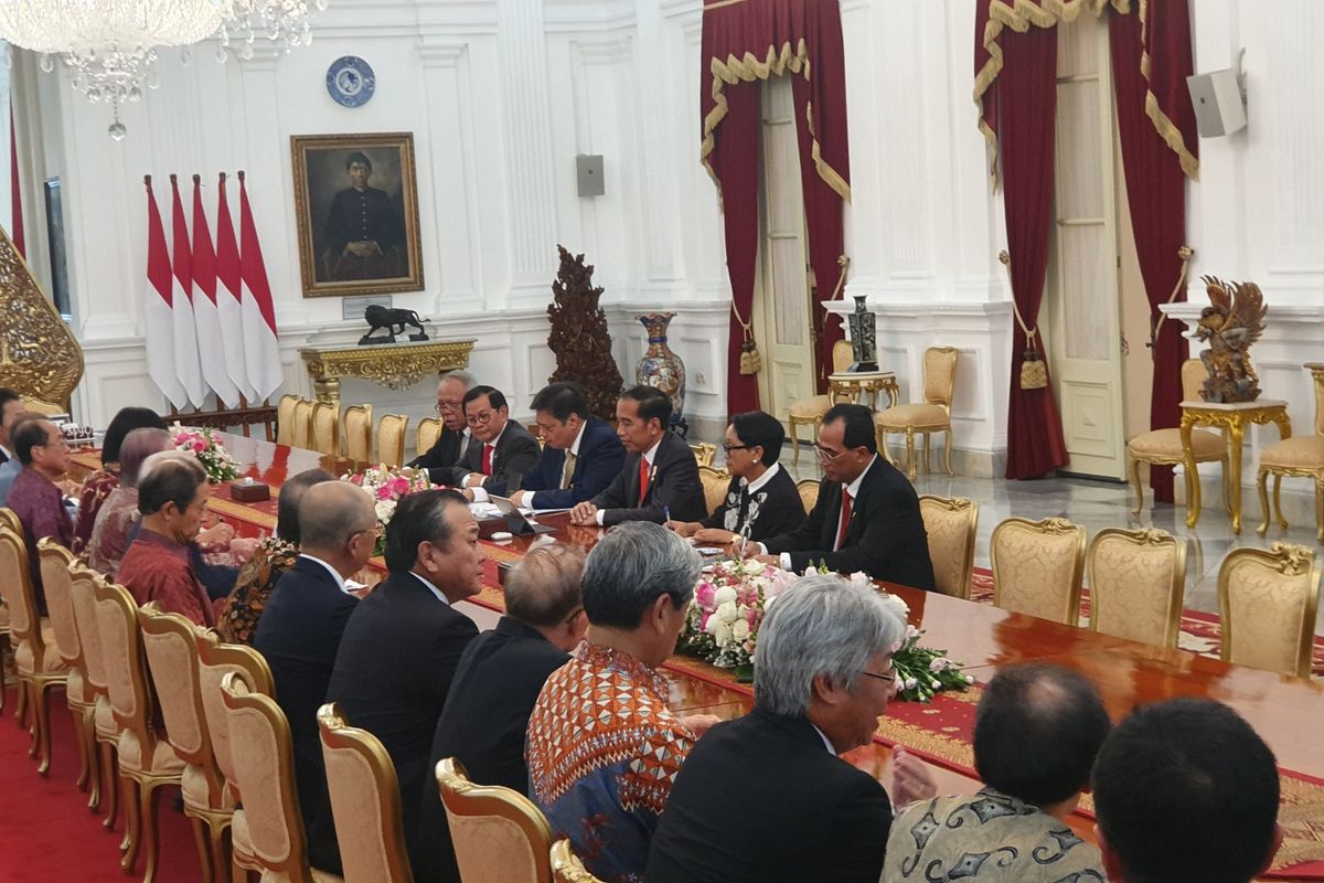 Presiden Joko Widodo menerima kunjungan kehormatan Ketua Asosiasi Jepang-Indonesia (Japinda) yang juga merupakan mantan Perdana Menteri Jepang, Yasuo Fukuda, di Istana Merdeka, Jakarta, Rabu (20/11/2019).