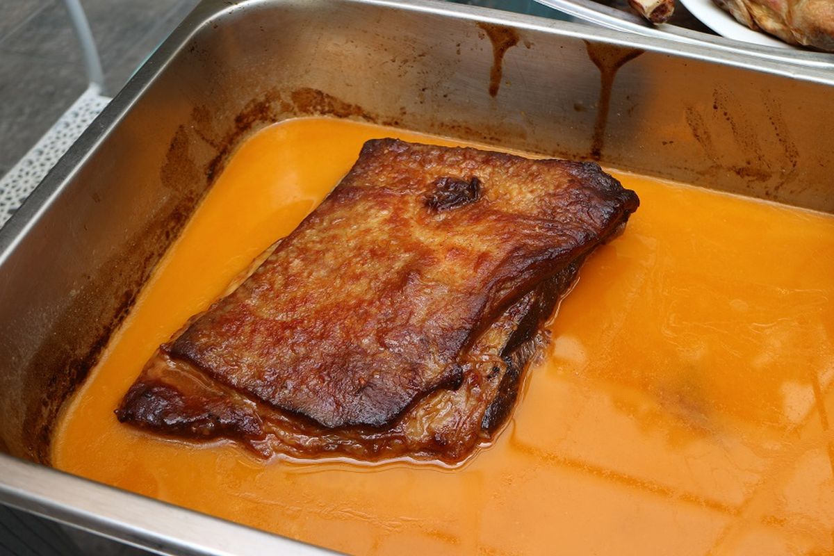 Proses marinate pada daging sebelum melakukan penghangatan atau pemanggangan dalam teknik barbekyu. Daging ini telah melalui proses marinasi selama lima hingga enam jam.