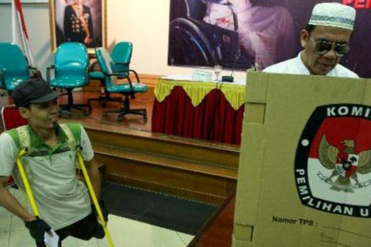 Penyandang cacat atau difabel mengikuti sosialisasi dan simulasi untuk pemilih disabilitas Pemilu 2014 di Kantor Komisi Pemilihan Umum, Jakarta, Jumat (4/4/2014). Warga negara Indonesia akan menggunakan hak pilihnya pada Pemilu Legislatif 9 April mendatang. 