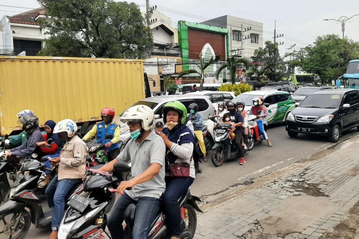 Suasana di Jalan Jenggolo, Sidoarjo menuju lokasi penyelenggaraan Resepsi 1 Abad Nahdlatul Ulama di GOR Delta Sidoarjo, Selasa (7/2/2023). 