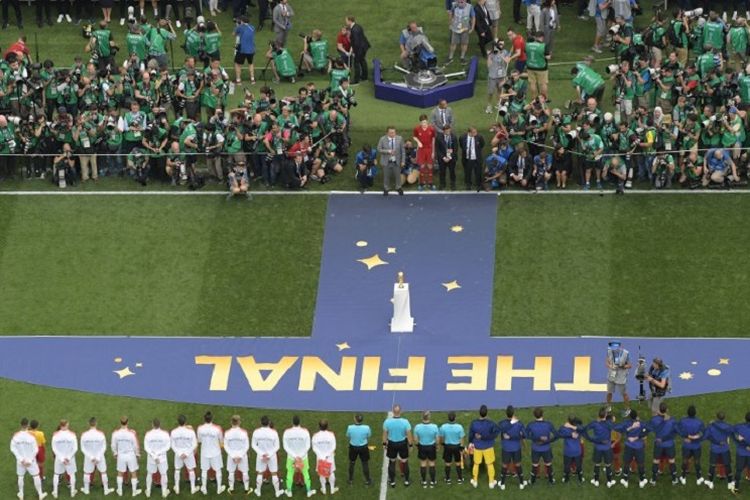 Skuad timnas Perancis dan Kroasia saat mendengarkan lagu kebangsaan masing-masing negara pada final Piala Dunia 2018 yang berlangsung di Stadion Luzhniki, Minggu (15/7/2018).