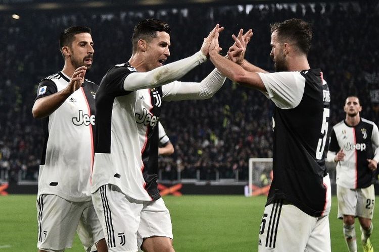 Cristiano Ronaldo merayakan gol Miralem Pjanic pada laga Juventus vs Bologna di Stadion Allianz, Turin, dalam lanjutan Liga Italia, 19 Oktober 2019. 