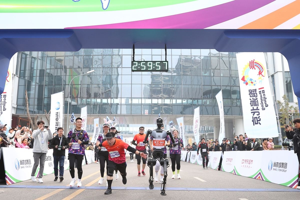 Robot humanoid Tiangong yang berlari menuju garis finish bersama dengan para peserta Yizhuang Half Marathon di Beijing, China pada 10 November 2024 lalu.