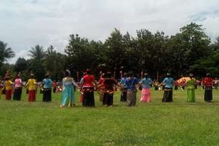 Foto Tarian Padengko di Festival Kawaninya di Poso.