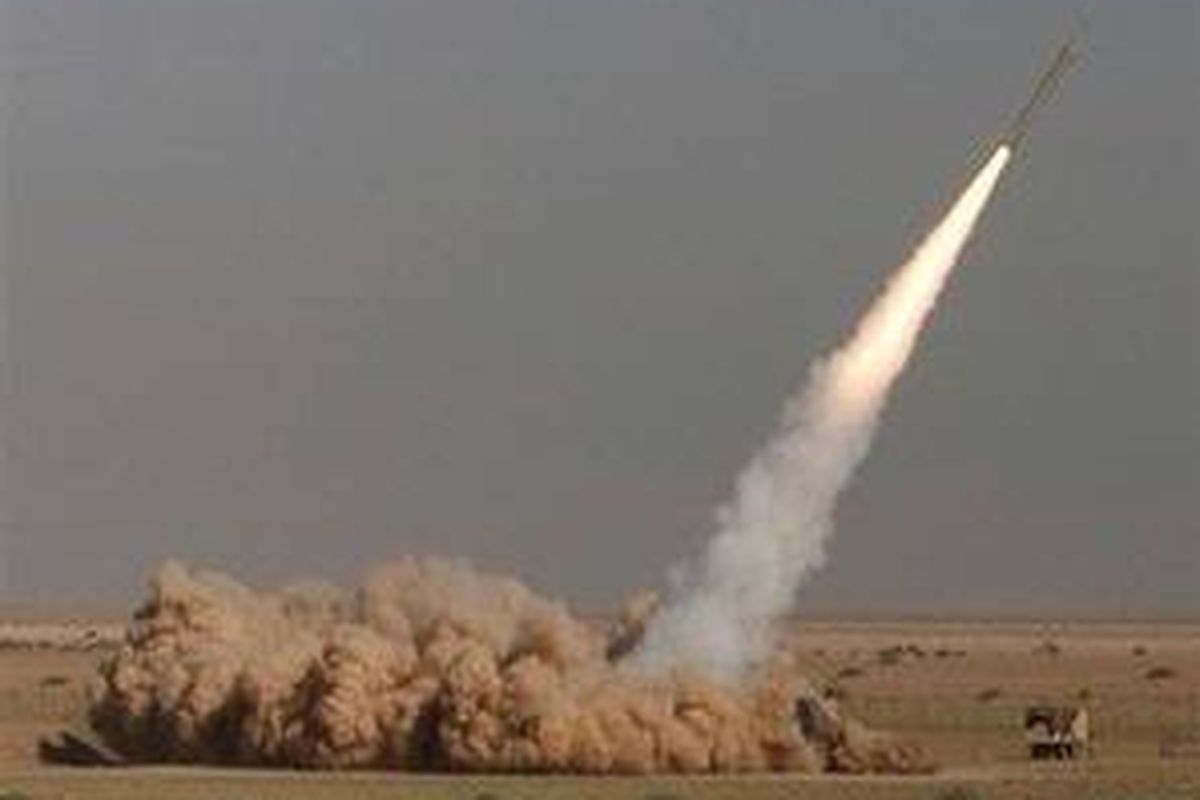 Rudal Fateh milik Garda Revolusi ditembakkan dari sebuah lokasi uji coba dekat kota Qom, 130 kilometer selatan Teheran, Iran, 27 September 2009 