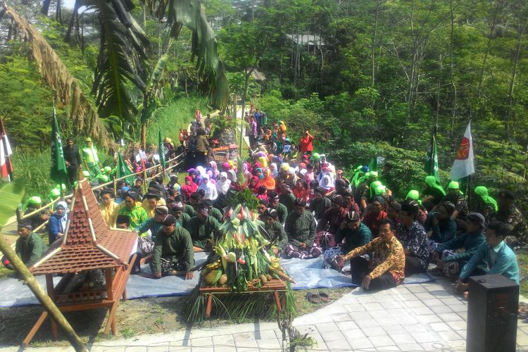Destinasi wisata di ketinggian Bukit Menoreh merupakan andalan Kecamatan Samigaluh, Kulon Progo, khususnya di Dusun Tritis. Tiap tahun berlangsung tradisi nyadran dan merti dusun, sekaligus kirab melewati beberapa destinasi. Mereka berharap melalui tradisi yang masih bertahn ini akan mampu meningkatkan kunjungan wisatawan.