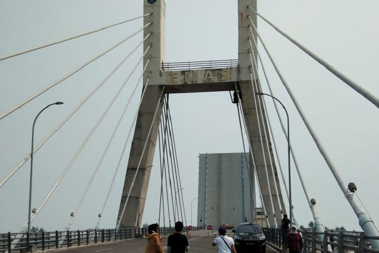Jembatan Emas, ikon pariwisata Bangka yang kini rusak. 