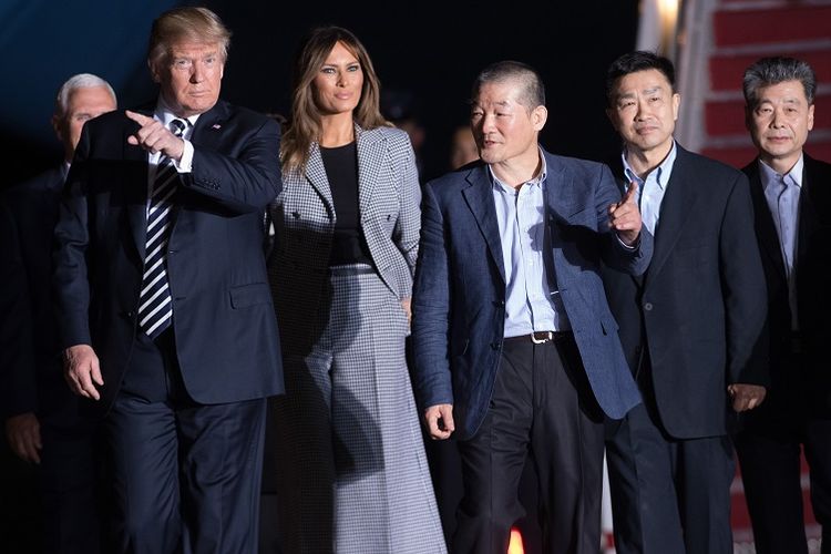 Presiden Amerika Serikat Donald Trump (kiri), dan Ibu Negara Melania Trump ketika menyambut tiga warga negara AS yang dibebaskan Korea Utara Kamis (10/5/2018). Mereka adalah Kim Hak Song (kanan), Kim Sang Duk (dua dari kanan), dan Kim Dong Chul (tengah).