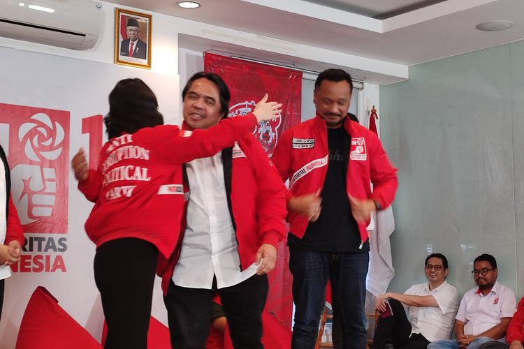 Pegiat media sosial Ade Armando mundur dari statusnya sebagai dosen PNS/ASN di Universitas Indonesia, setelah bergabung ke Partai Solidaritas Indonesia (PSI) hari ini.