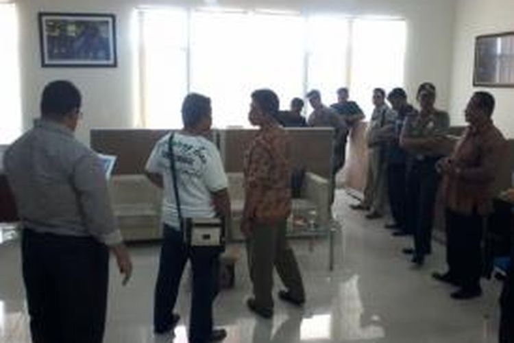 Kantor Bea dan Cukai di Bandara Ngurah Rai, Bali dihebohkan dengan ditemukannya sebuah paket mencurigakan. Petugas di tempat itu lantas meminta bantuan aparat Gegana Brimob Polda Bali untuk mendeteksi barang tersebut.  
