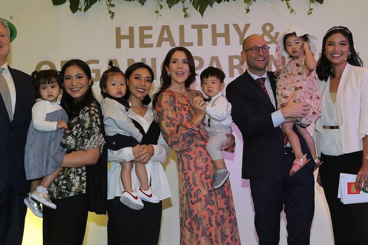 Putri Mahkota Denmark Mary Elizabeth dan pengisi acara Healthy and Organic Parenting di Jakarta (2/12).