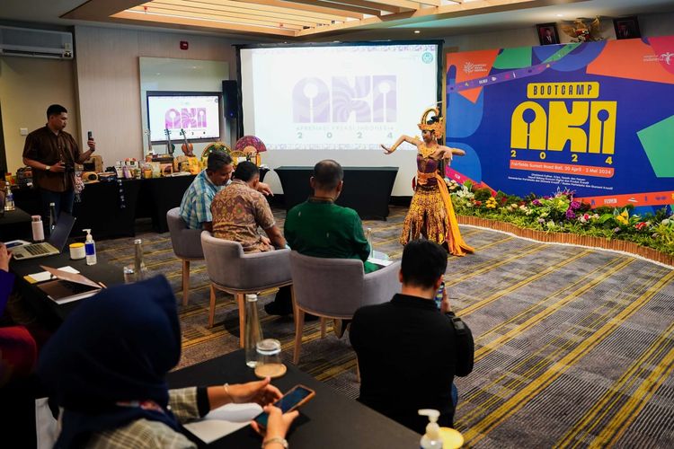 Program akselerator Bootcamp Apresiasi Kreasi Indonesia (AKI) 2024 telah dilaksanakan di 12 kota dan berhasil membekali 410 pelaku usaha kreatif dengan ilmu dasar bisnis yang sesuai dengan bidangnya.