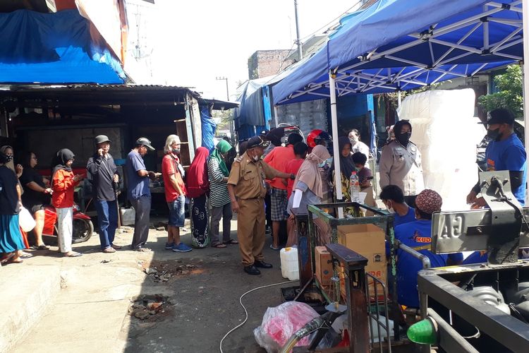 Puluhan warga antri untuk membeli minyak goreng curah murah di Pasar Kepanjen, Kabupaten Malang, Jawa Timur, Selasa (31/5/2022).