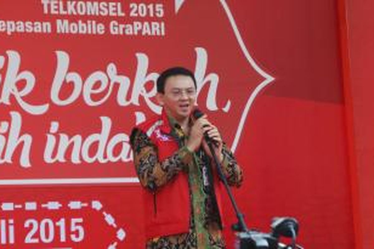 Gubernur DKI Jakarta Basuki Tjahaja Purnama melepas mudik bareng Telkomsel, di Parkir Timur Senayan, Selasa (14/7/2015). 