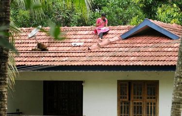 Mahasiswa India mengikuti kelas online dari atap rumah untuk mendapatkan sinyal internet yang bagus.