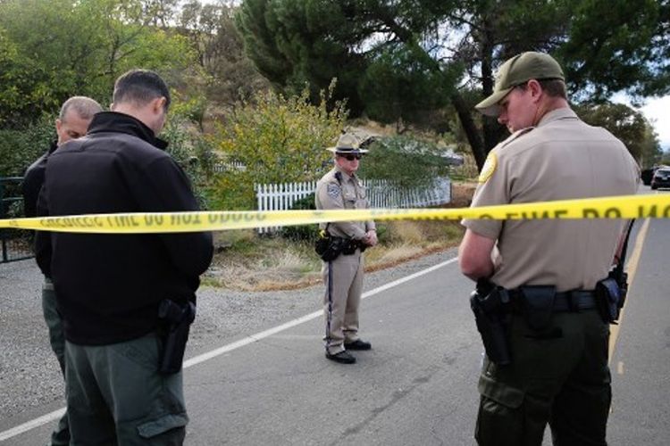 Polisi California mengamankan salah satu lokasi tempat terjadinya penembakan massal di kawasan Rancho Tehama, Rabu (15/11/2017).