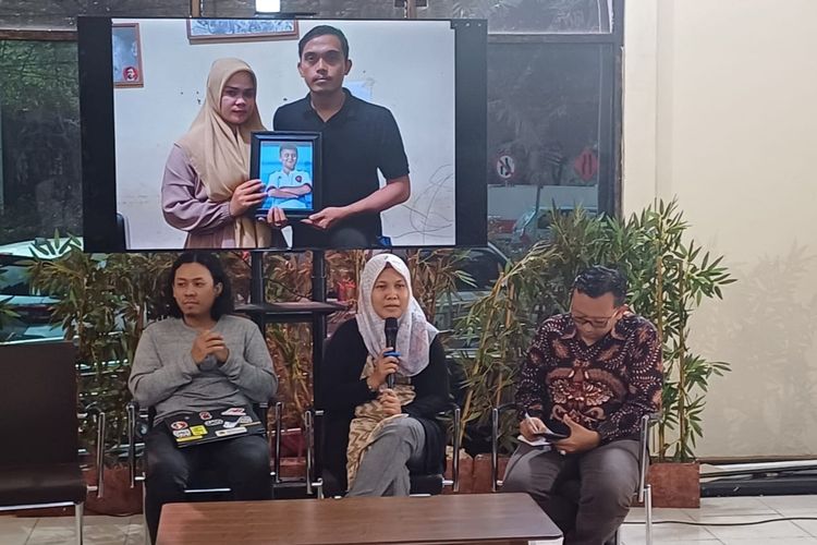 Direktur Lembaga Bantuan Hukum (LBH) Padang Indira Suryani (tengah) saat konferensi pers di Kantor YLBHI, Jakarta Pusat, Selasa (2/7/2024).