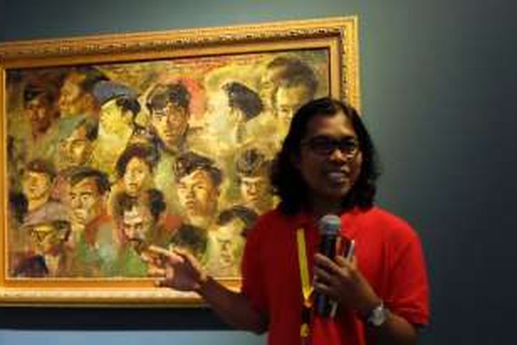 Kurator Mikke Santoso sedang menjelaskan lukisan karya S. Sudjojono dengan judul Kawan Kawan Revolusi.