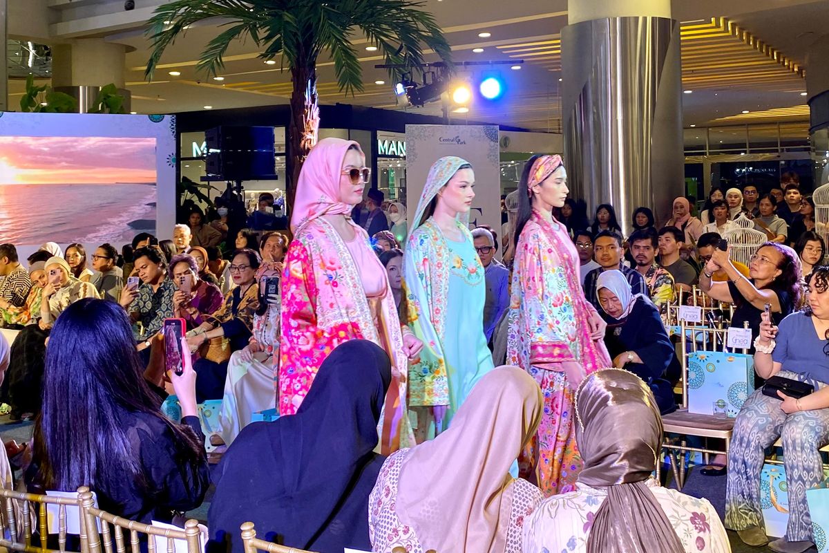 Model menampilan koleksi dari desainer di Raya Fashion Fest di Central Park, Jakarta Barat, Jumat (29/03/2024).