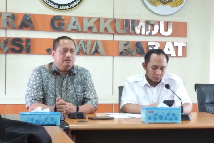 Koordinator Divisi Penanganan Pelanggaran Bawaslu Jabar, Syaiful Bahri (batik) dan Ketua Bawaslu Jabar, Zacky Muhammad Zam-zam (kemeja putih) di Kantor Bawaslu Jabar di Jalan Turangga, Kota Bandung, Senin (22/1/2024).