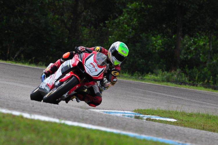 Pebalap Astra Honda Racing Team, Gerry Salim, memacu motornya pada sesi latihan nomor Asia Production 250cc seri perdana Asia Road Racing Championship di Sirkuit Johor, Malaysia, Jumat (31/3/2017).