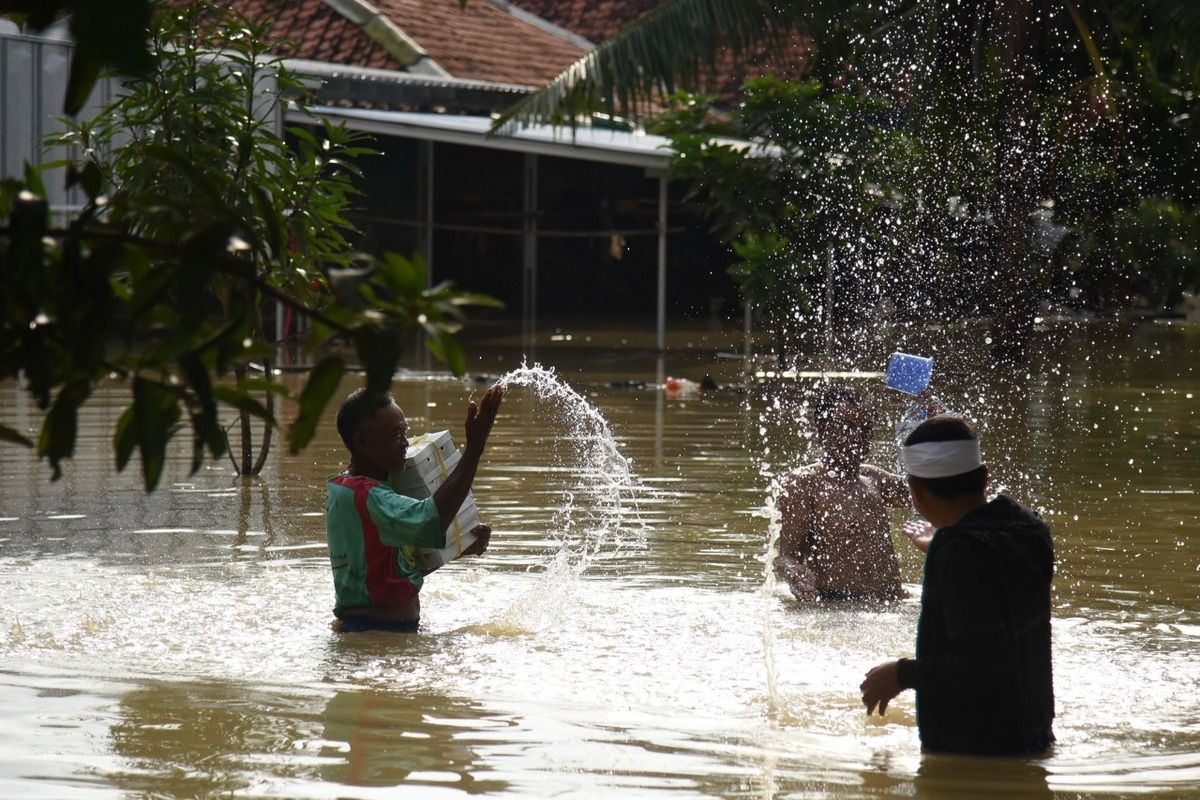 Wakil Ketua Komisi IV DPR RI Dedi Mulyadi memberikan nasi kotak kepada penyintas banjir di Desa Karangligar, Kecamatan Telukjambe Barat, Kabupaten Karawang, Kamis (27/2/2020).