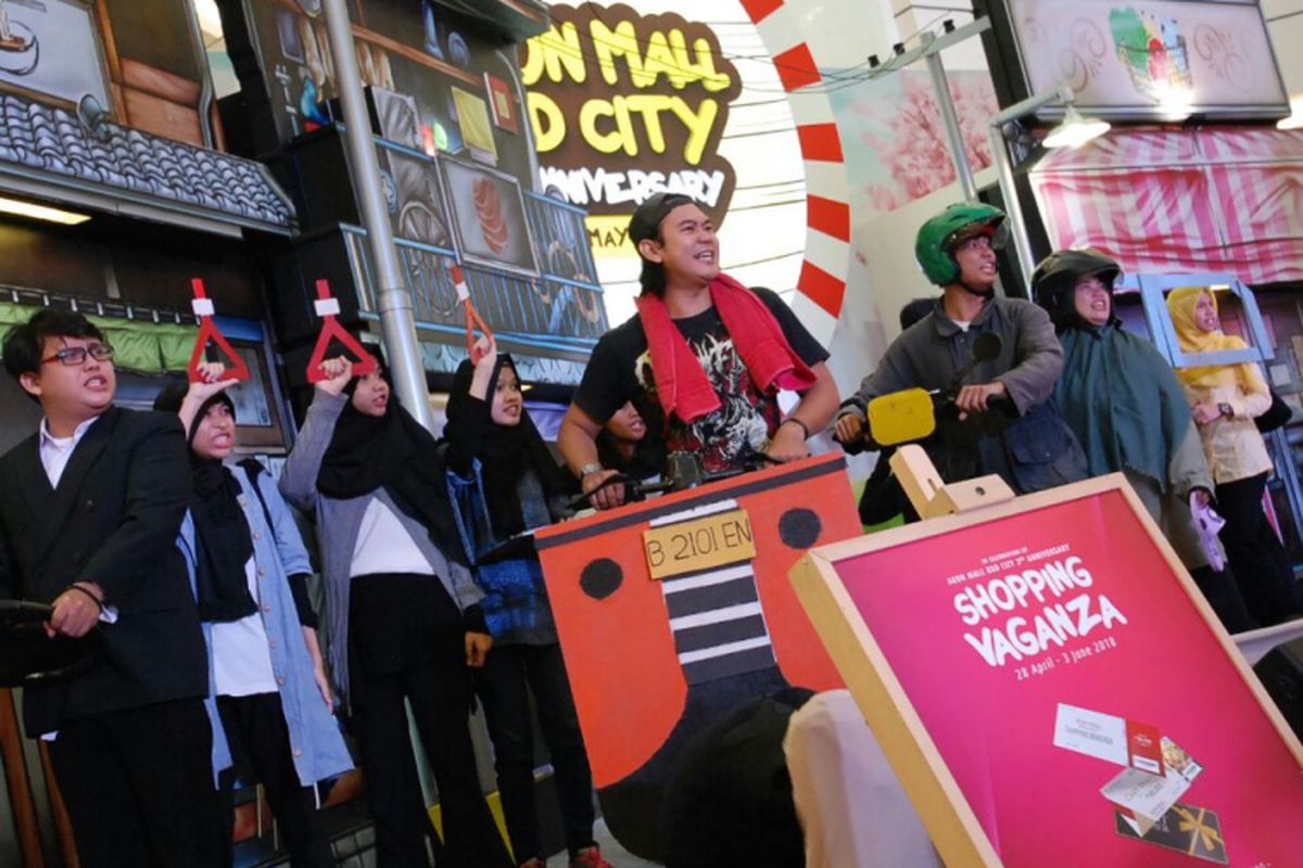 Teater Enjuku, kelompok seni teatrikal yang memakai bahasa Jepang dalam teks dan skenario pada pagelaran musikalnya.