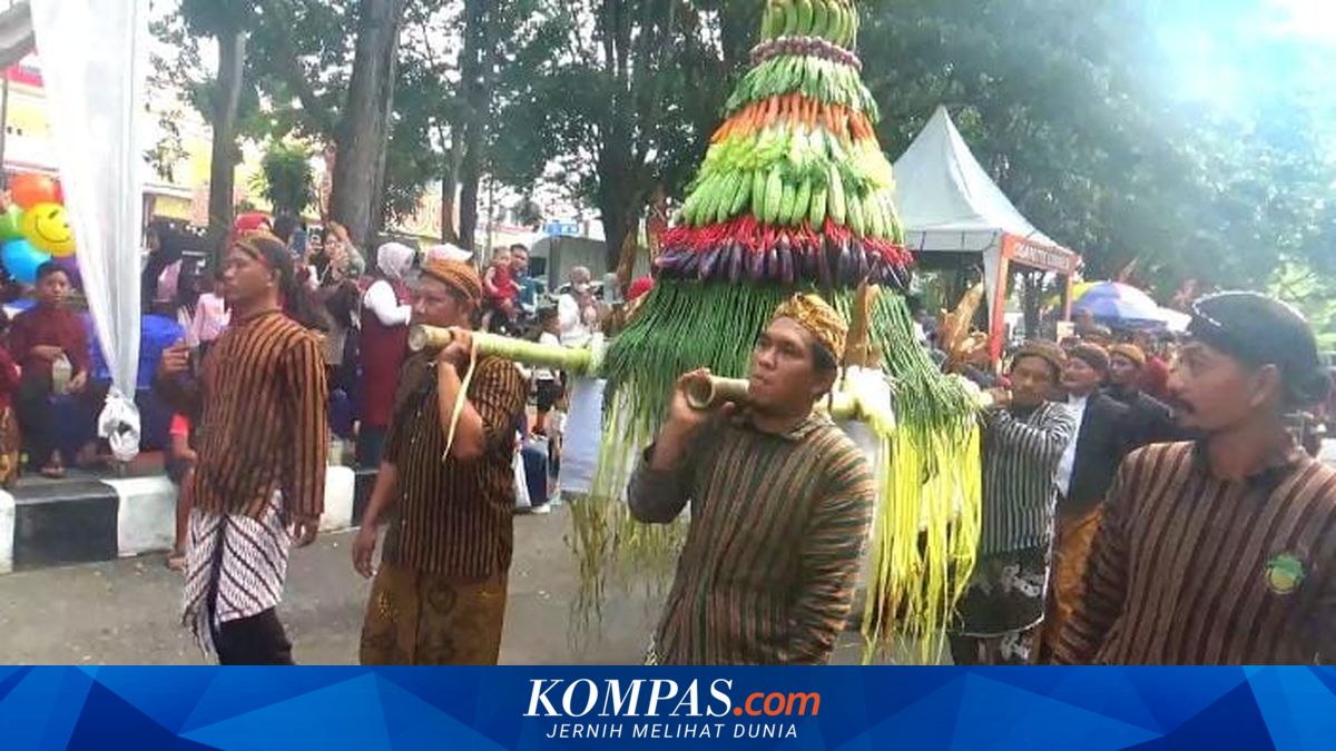 Ribuan Warga Tumpah Ruah Saksikan Kirab Budaya Nasional Gebyar Suro di Merangin Jambi