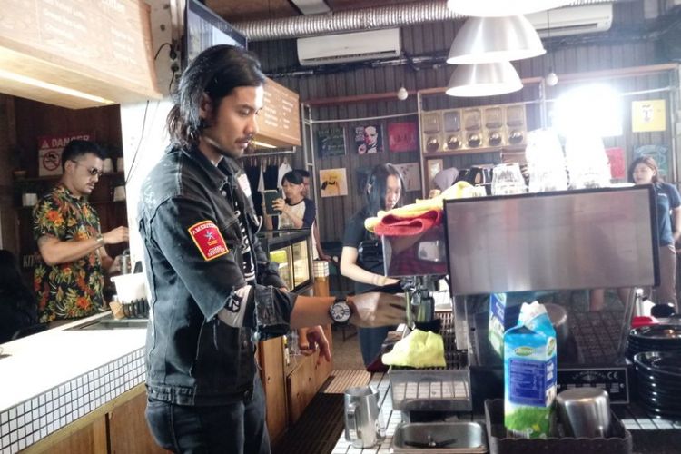 Chicco Jerikho sedang membuat kopi pesanan pelanggan di Kedai Filosofi Kopi, kawasan Blok M Square, Jakarta Selatan, Kamis (6/7/2017) siang. Chicco mengaku sering mengisi waktu luangnya sebagai barista di kedai ini.