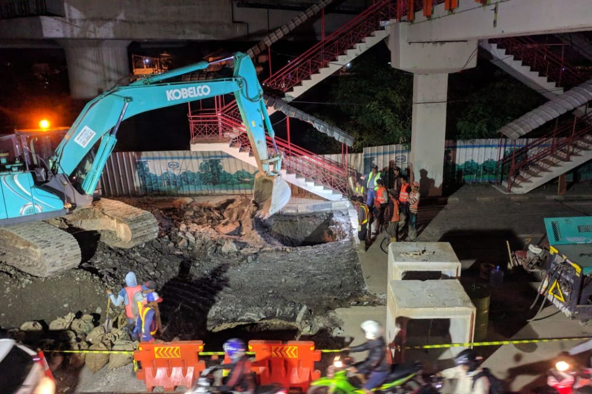 Perbaikan jalan ambles di kilometer 22 Kota Tangerang saat ini memasuki ruas utara Kota Tangerang menuju Jakarta. Sedangkan ruas selatan Jakarta menuju Tangerang sudah diurug dan bisa dilalui kendaraan, Selasa (14/1/2020)