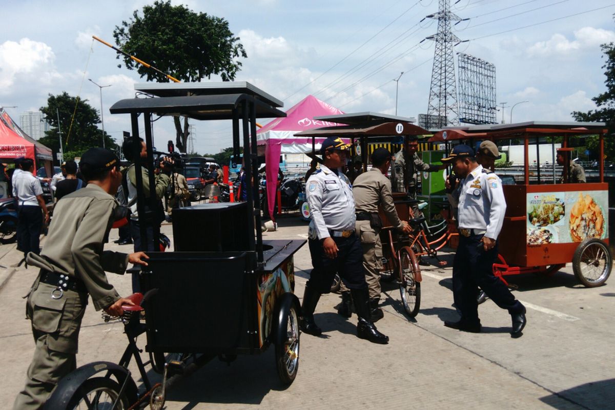 Puluhan gerobak pedagang yang berasal dari luar RPTRA Kalijodo ditertibkan petugas gabungan yang melakukan operasi terpadu di lokasi tersebut. Gerobak itu ditertibkan saat ditinggal parkir sembarangan. Selasa (25/4/2017).