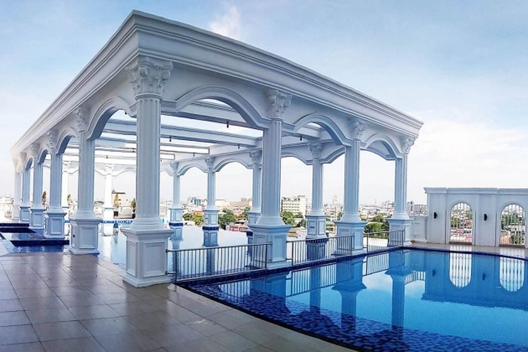Infinity pool di Adimulia Hotel di Medan menjadi salah satu keunggulan fasilitas untuk staycation.