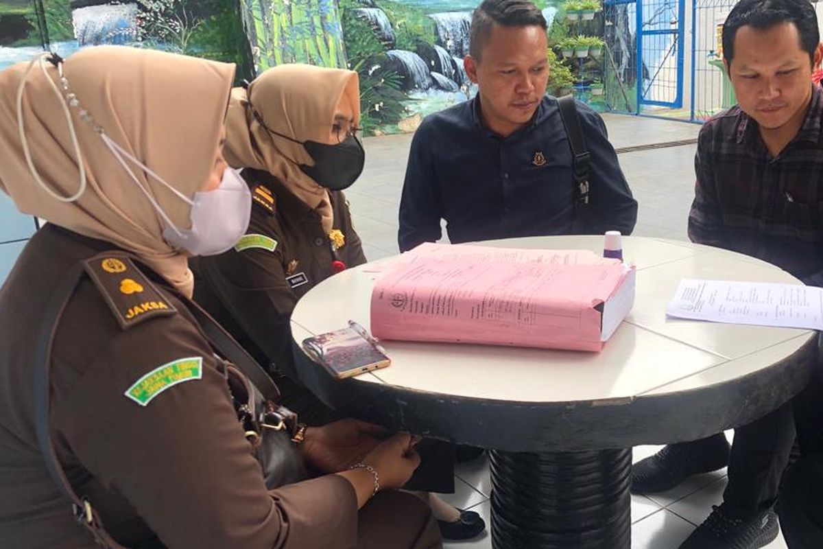 TAHAN—Jaksa penuntut umum Kejari Kabupaten Ponorogo menahan tersangka MF dalam kasus penganiayaan hingga menyebabkan AM, santri Pondok Gontor meninggal. Tersangka MF (kenakan rompi) ditahan setelah diserahkan penyidik Satreskrim Polres Ponorogo, Kamis (5/1/2023) sore.