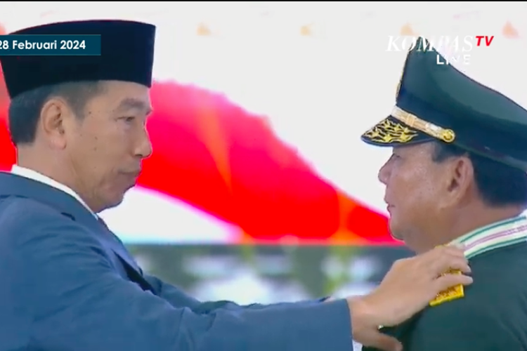 Presiden Joko Widodo sematkan pangkat jenderal kehormatan kepada Menhan Prabowo Subianto dalam rapim TNI-POLRI 2024 di Mabes TNI Cilangkap, Jakarta Timur pada Rabu (28/2/2024).
