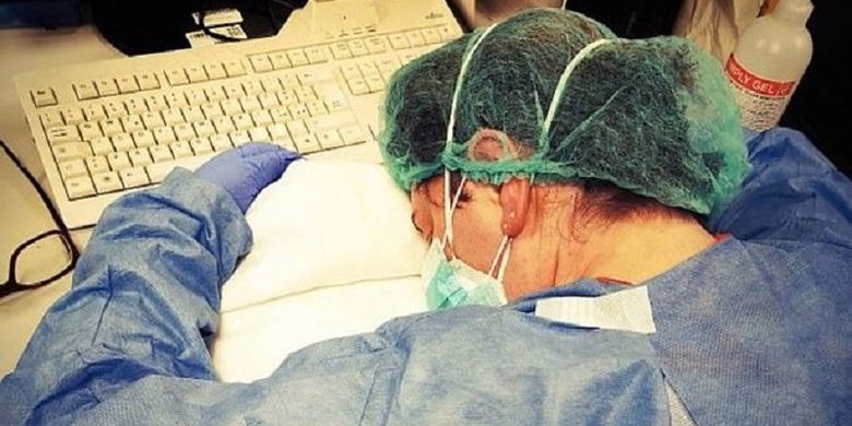 Inilah Elena Pagliarini. Perawat di Cremona, Italia, yang viral setelah tertidur mengenakan pakaian pelindung lengkap di sela tugasnya merawat pasien virus corona.