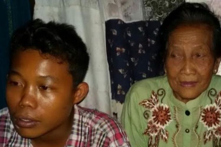 Seorang remaja berusia 16 tahun, Selamat Riyadi, menikahi nenek Rohaya binti Kiagus Muhammad Jakfar yang telah menginjak usia 71 tahun.