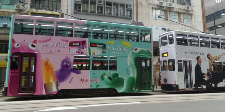 Beberapa unit tram sedang berhenti di halte untuk mengangkut atau menurunkan penumpang di Hongkong.