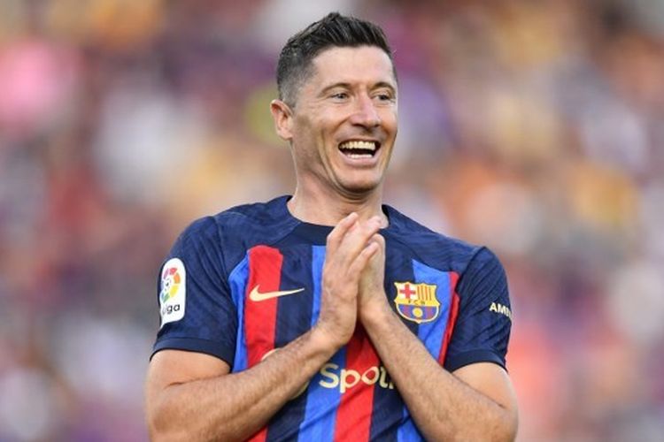 Penyerang Barcelona, Robert Lewandowski, saat tampil dalam laga lanjutan Liga Spanyol kontra Mallorca di Stadion Camp Nou, 28 Mei 2023. Robert Lewandowski dipastikan memuncaki daftar top skor Liga Spanyol 2022-2023 dengan koleksi 23 gol.