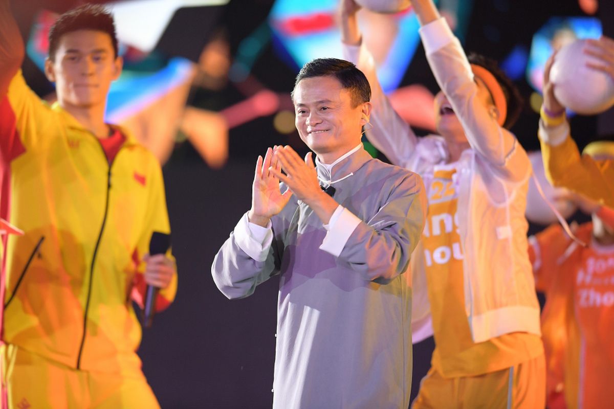 CEO Alibaba Group Jack Ma (tengah) menyemarakkan Upacara Penutupan Asian Games ke-18 Tahun 2018 di Stadion Utama GBK, Senayan, Jakarta, Minggu (2/9/2018).  