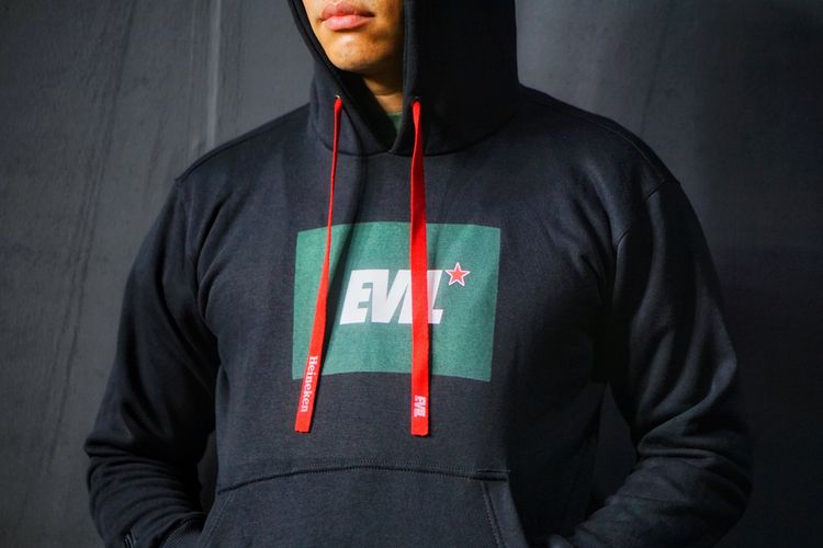 Hoodie dari kolaborasi Heineken Light x EVIL di acara Heineken USS Live, di Jakarta (07/04).