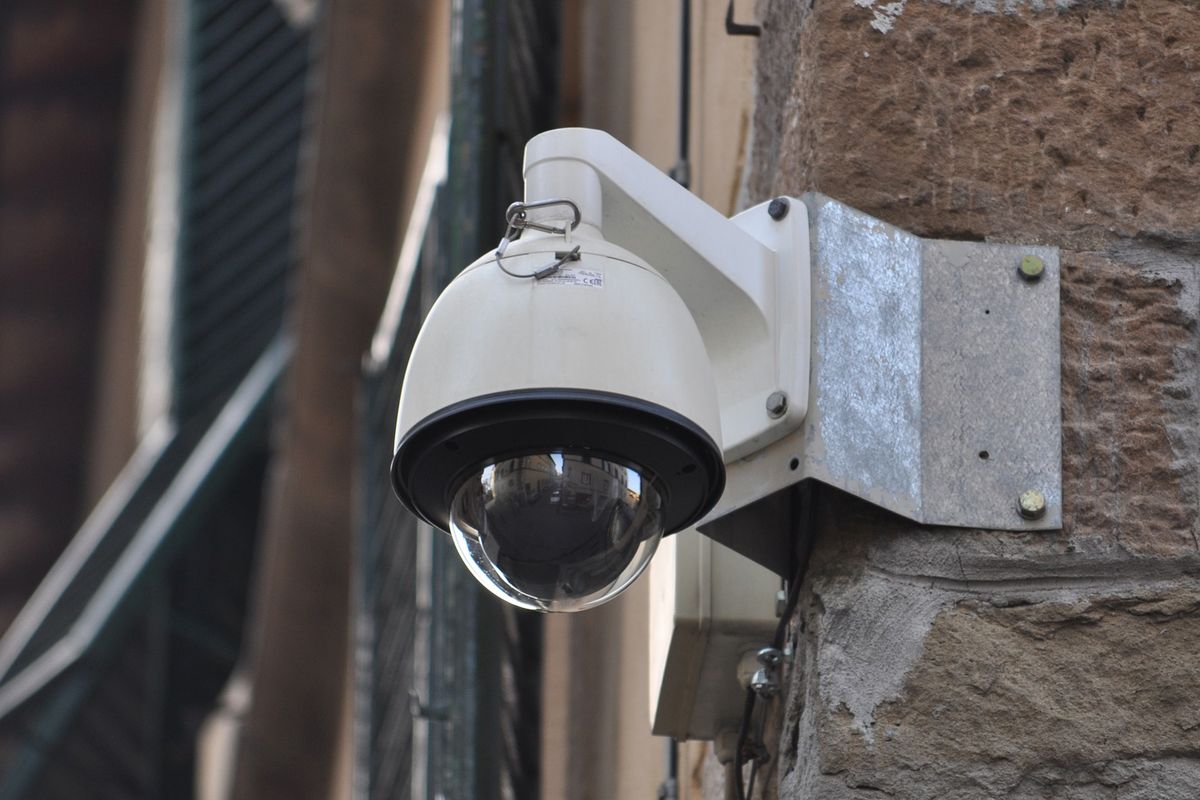 Ilustrasi CCTV di rumah, memasang CCTV di luar rumah.