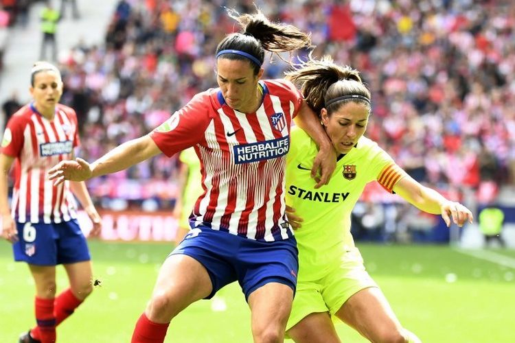 Aksi pemain Atletico Madrid, Silvia Mesequer, saat berduel dengan gelandang Barcelona, Vicky Losada, pada laga sepak bola wanita di Stadion Wanda Metropolitano, 17 Maret 2019.