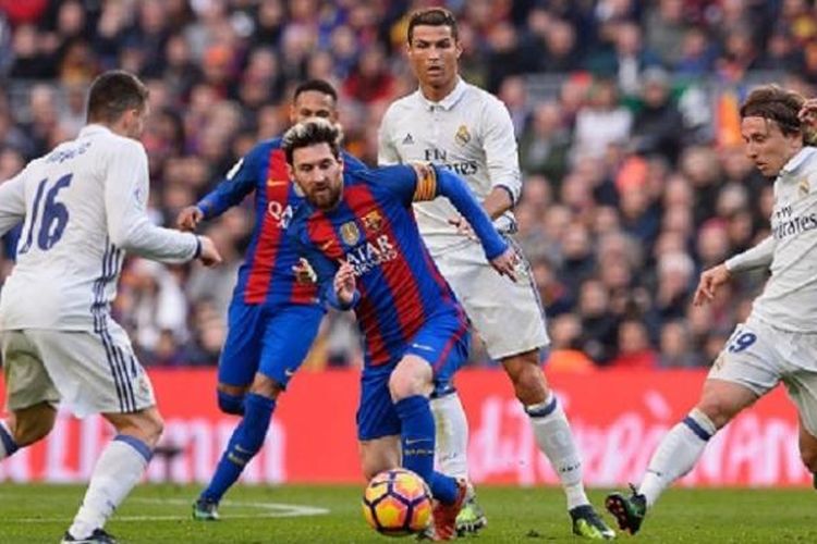 Penyerang Barcelona, Lionel Messi, mendapatkan pengawalan dari para pemain Real Madrid seperti Cristiano Ronaldo dan Luka Modric pada El Clasico di Camp Nou, Sabtu (3/12/2016). 