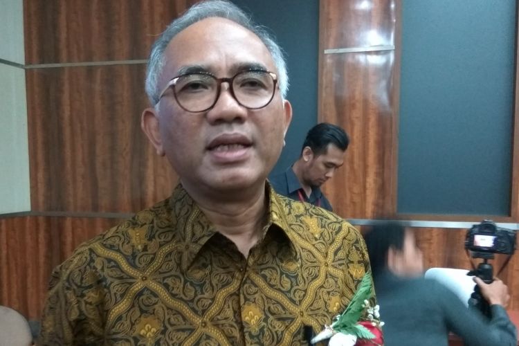 Direktur Utama PT Adhi Karya (Persero) Budi Harto usai menggelar rapat umum pemegang saham di Jakarta, Jumat (10/3/2017).